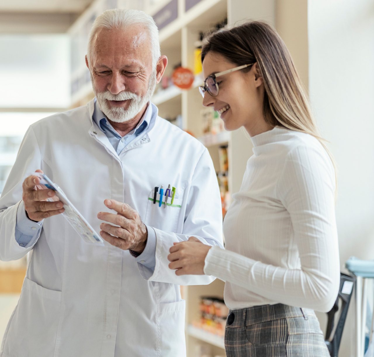 Equipo de la farmacia atendiendo a un paciente